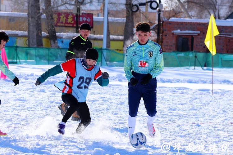“蜜都”饶河:中俄球员界江竞技雪地足球 “蜜都”饶河:中俄球员界江竞技雪地足球
